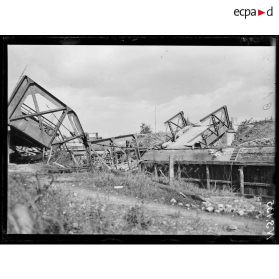 Tergnier (Aisne). Le pont sur le canal Crozat. [légende d'origine]