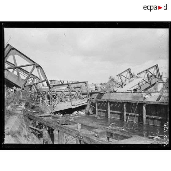 Tergnier (Aisne). Le pont sur le canal Crozat. [légende d'origine]