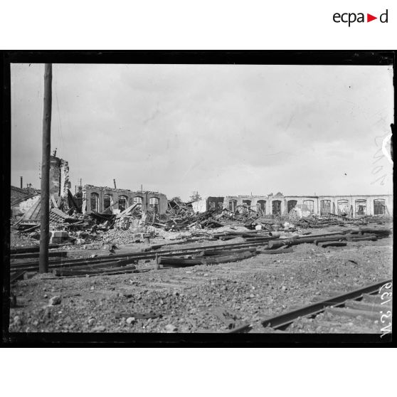 Tergnier (Aisne). La gare et la voie ferrée. [légende d'origine]