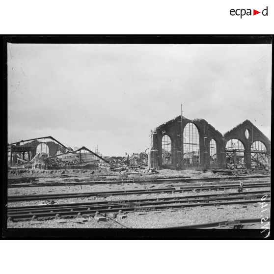 Tergnier (Aisne). La gare et la voie ferrée. [légende d'origine]