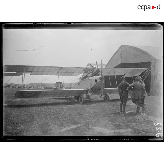 Aérodrome Anglais (de Saint André au Bois). Poste de commandement. L'avion allemand vu de face. [légende d'origine]