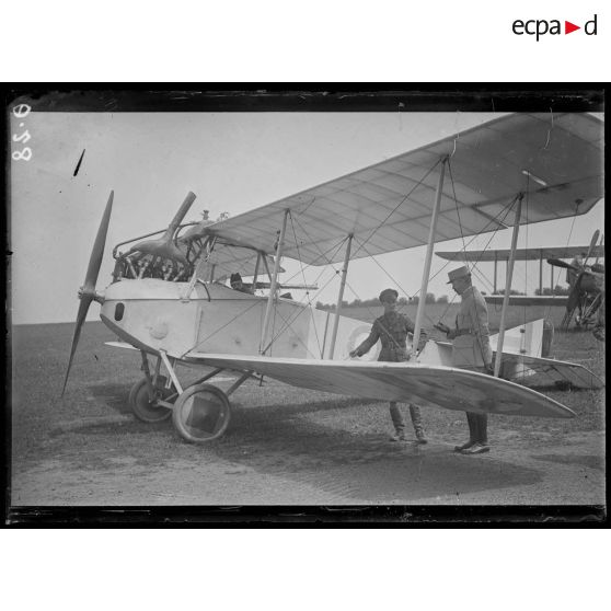 Aérodrome Anglais (de Saint André au Bois). Poste de commandement. L'avion allemand vu de profil. [légende d'origine]