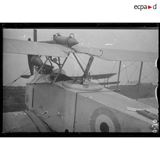 [Aérodrome Anglais (de Saint André au Bois). Un pointeur accroupi dans l'avion allemand manoeuvre la mitrailleuse sur tourelle.]