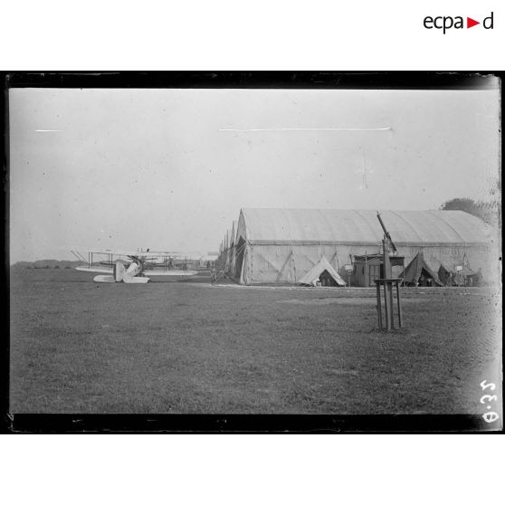 [L'aérodrome anglais de Saint André au Bois.]