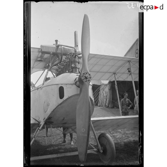 [Aérodrome Anglais (de Saint André au Bois). L'avion allemand vu de face.]