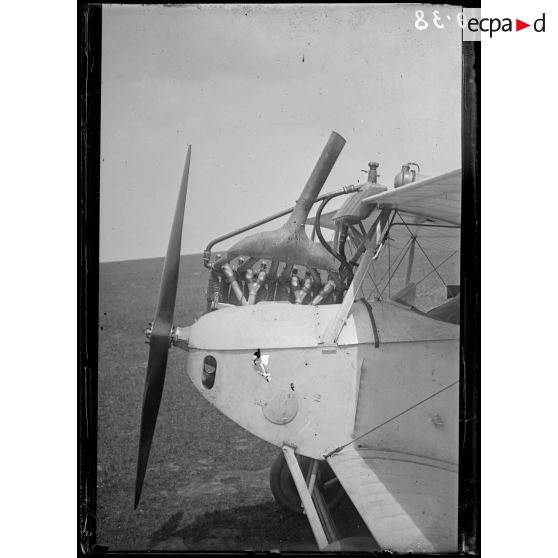 [Aérodrome Anglais (de Saint André au Bois). Gros plan du moteur de l'avion allemand.]