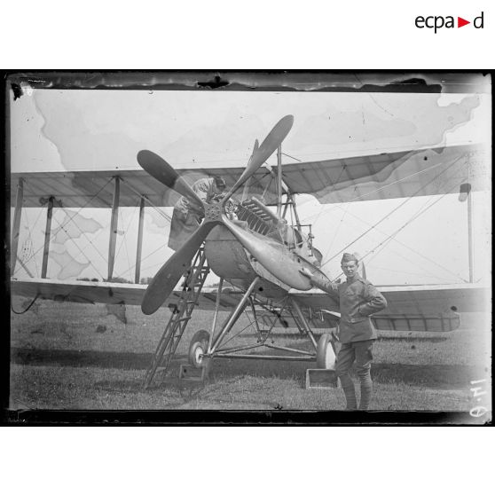 [Aérodrome Anglais (de Saint André au Bois) : un avion militaire.]