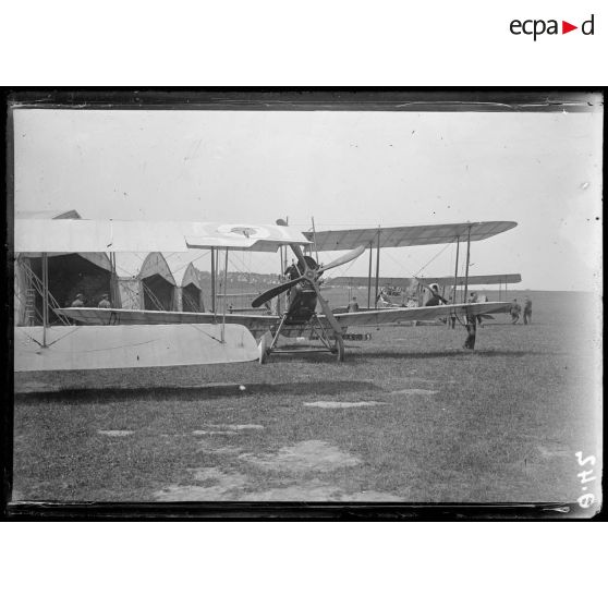 [Aérodrome Anglais (de Saint André au Bois) : des avions militaires.]