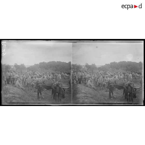 Près d'Epernay. Halte d'un convoi. La soupe aux cuisines roulantes. [légende d'origine]