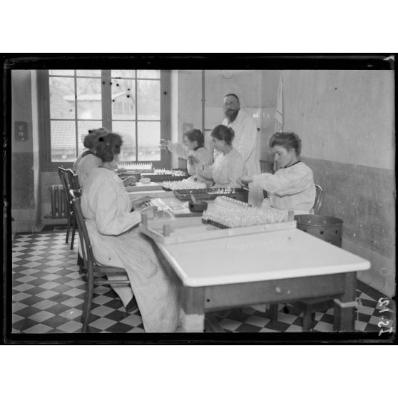 Garches, Seine-et-Oise, Institut Pasteur, fabrication des sérums. Salle de vérification des flacons. [légende d'origine]