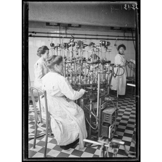 Garches, Seine-et-Oise, Institut Pasteur, fabrication des sérums. Machine à fermer les flacons. [légende d'origine]