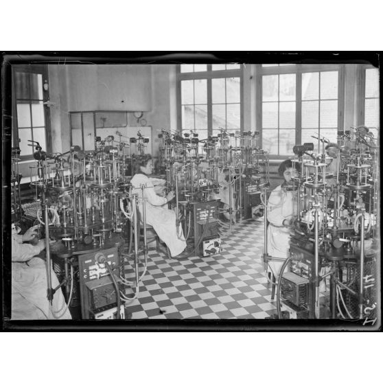 Garches, Seine-et-Oise, Institut Pasteur, fabrication des sérums. Salle de fermeture des flacons. [légende d'origine]