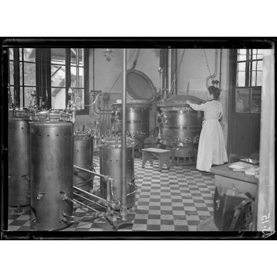 Garches, Seine-et-Oise, Institut Pasteur, fabrication des sérums. Salle et appareils de stérilisation. [légende d'origine]