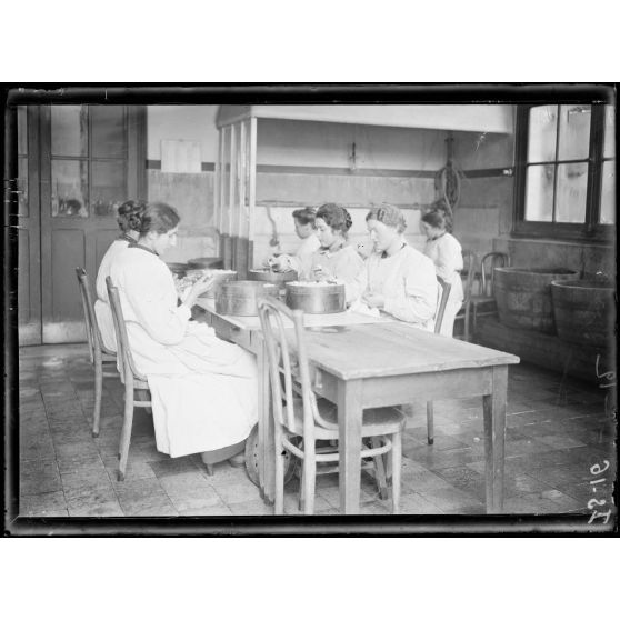 Garches, Seine-et-Oise, Institut Pasteur, fabrication des sérums. Salle de lavage et de préparation des flacons. [légende d'origine]