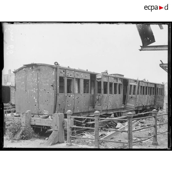 Arras, Pas-de-Calais, en gare : un wagon endommagé par un obus. [légende d'origine]