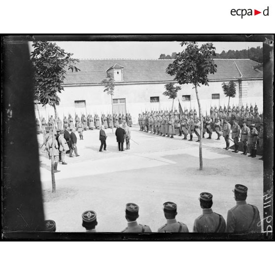 Remise de la médaille militaire au général Pétain par le président de la République. M. Clemenceau s'entretient avec le général Pétain. [légende d'origine]