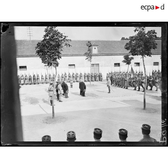 Remise de la médaille militaire au général Pétain par le président de la République. Le président félicite le général Pétain. [légende d'origine]