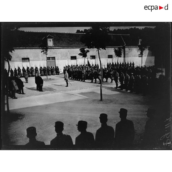 Remise de la médaille militaire au général Pétain par le président de la République. Le président félicite le général Pétain. [légende d'origine]