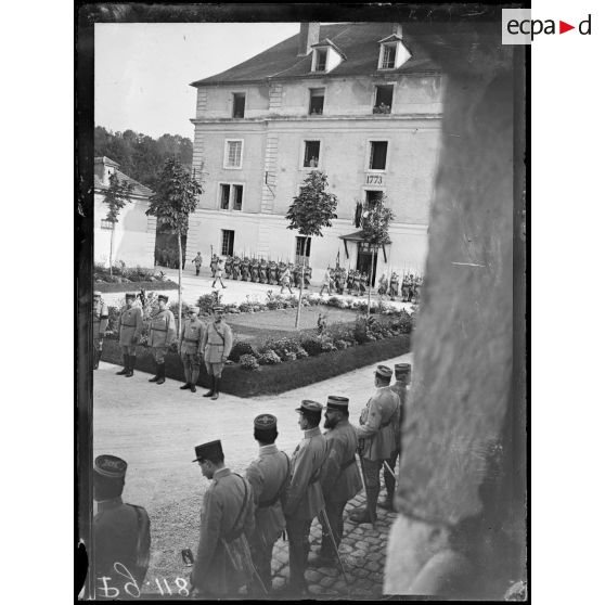 Remise de la médaille militaire au général Pétain par le président de la République. Pendant la remise de décorations. [légende d'origine]