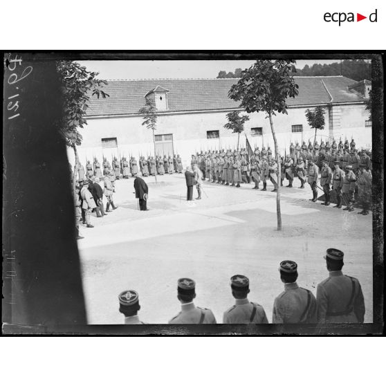 Remise de la médaille militaire au général Pétain par le président de la République. M. Poincaré décore le général Pétain. [légende d'origine]