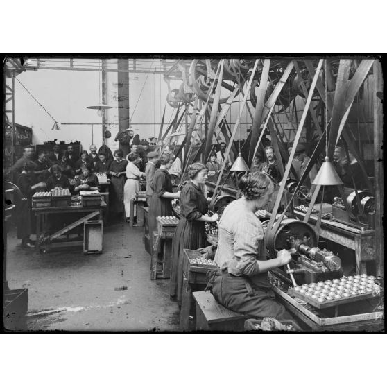 Société Eclairages électriques de Suresnes. Atelier des gaines. Contrôle des machines à tarauder. [légende d'origine]