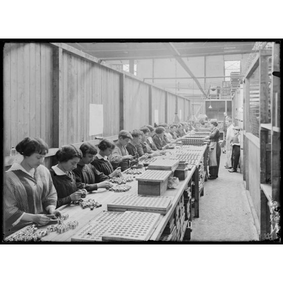 Société Eclairages électriques de Suresnes. Atelier des gaines. Contrôle des têtes, corps et bouchons de gaines sortant des machines. [légende d'origine]