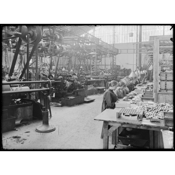 Société Eclairages électriques de Suresnes. Atelier des gaines. Contrôle des pièces finies. [légende d'origine]