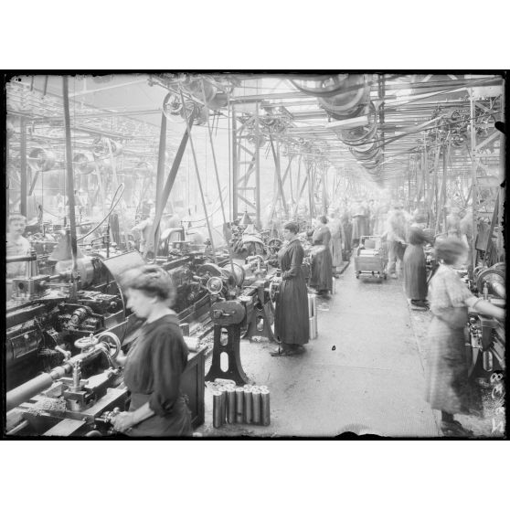 Société Eclairages électriques de Suresnes. Atelier de mise à longueur des têtes d'obus de 75. [légende d'origine]