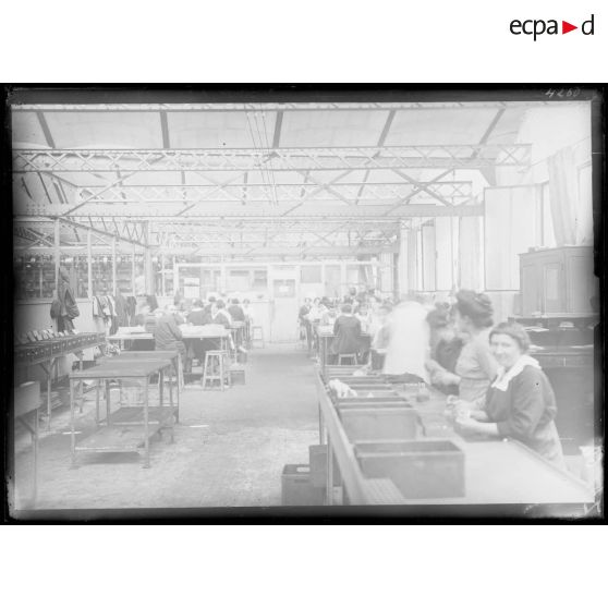 Usine Renault, Billancourt. Atelier de contrôle et de vérification de l'usine. [légende d'origine]