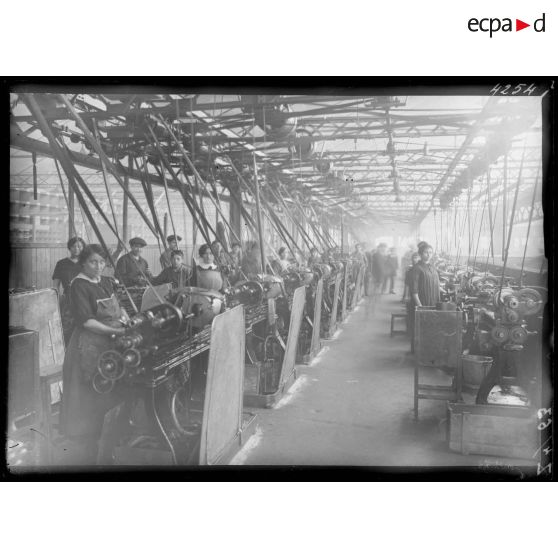 Usine Renault, Billancourt. Le tournage. [légende d'origine]