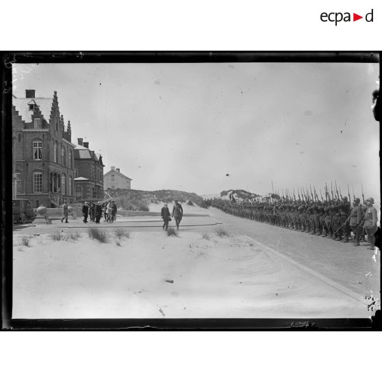 La Panne, Belgique, le président et le roi passe les troupes en revue. [légende d'origine]