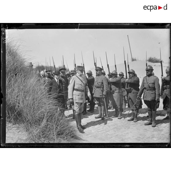 La Panne, Belgique, réception du président de la République à la villa Royale. Pendant la revue des troupes. [légende d'origine]