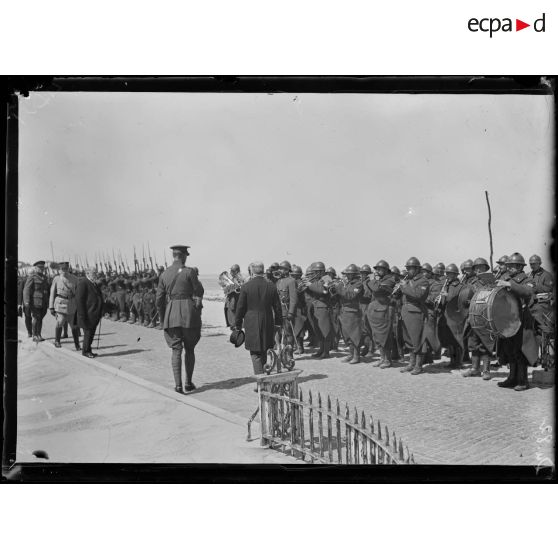 La Panne, Belgique, M. Poincaré passe les troupes en revue qui leur rendent les honneurs. [légende d'origine]