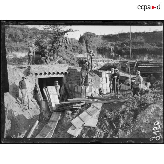 Secteur du bois de Chaulnes près de la corne N.E des bois, construction des abris du poste de commendement du général Levy. [légende d'origine]