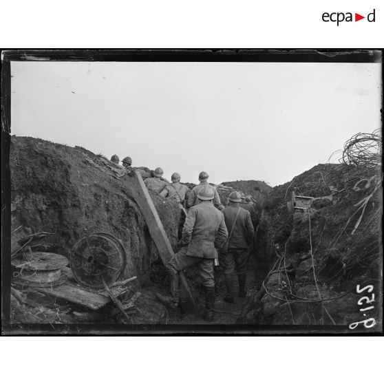 Tranchée de 1ère ligne près du bois de Chaulnes, officiers observant les tirs d'artillerie. [légende d'origine]