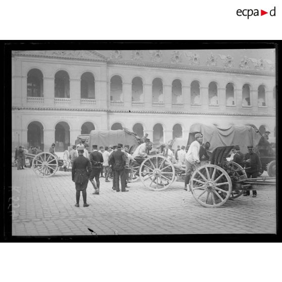 Paris - Invalides. Trophées allemands exposés dans la cour d'honneur. Le placement des canons. [légende d'origine]