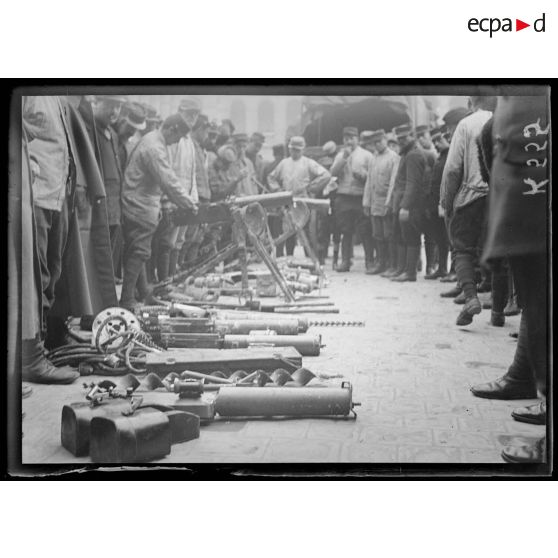 Paris - Invalides. Trophées allemands exposés dans la cour d'honneur. Déchargement des armes, mitrailleuses, etc. [légende d'origine]