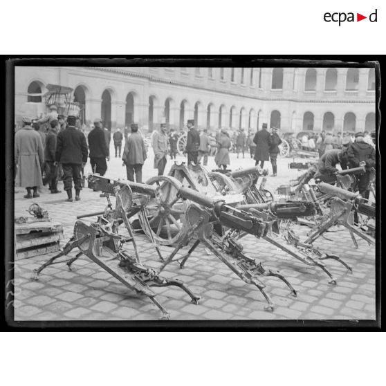 Paris - Invalides. Trophées allemands exposés dans la cour d'honneur. Les mitrailleuses allemandes. [légende d'origine]