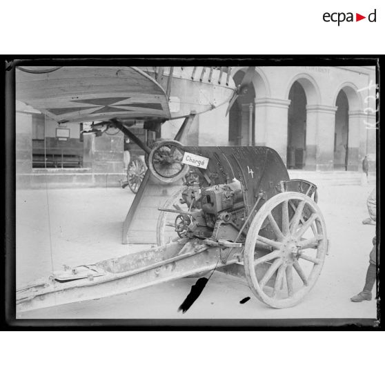 Paris - Invalides. Trophées allemands exposés dans la cour d'honneur. Canon encore chargé. [légende d'origine]