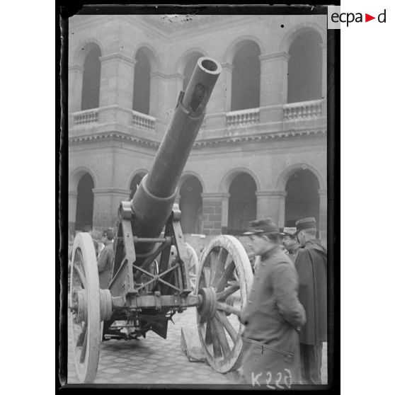 Paris - Invalides. Trophées allemands exposés dans la cour d'honneur. Canon de 155 allemand. [légende d'origine]