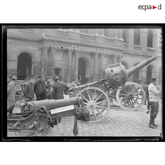 Paris - Invalides. Trophées allemands exposés dans la cour d'honneur. Obusier de 150 et phare allemands. [légende d'origine]