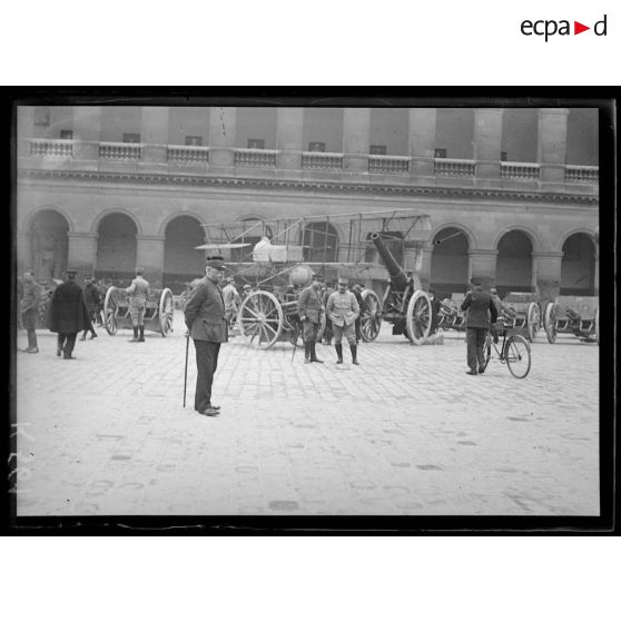 Paris - Invalides. Trophées allemands exposés dans la cour d'honneur. Le général Niox au milieu de la cour d'honneur. [légende d'origine]