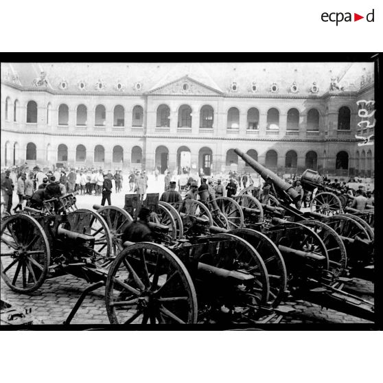 Paris - Invalides. Trophées allemands exposés dans la cour d'honneur. Vue d'ensemble des trophées. [légende d'origine]