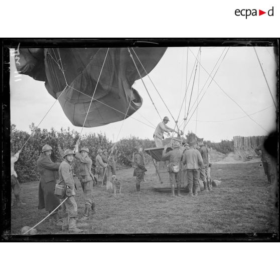 Entre Furnes et Lo, Belgique, 3e section d'aérostiers belges en campagne. Manoeuvre d'un ballon observateur. [légende d'origine]