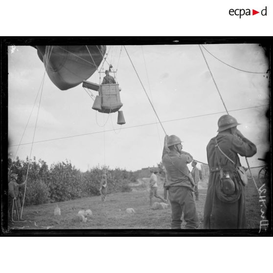 Entre Furnes et Lo, Belgique, 3e section d'aérostiers belges en campagne. Manoeuvre d'un ballon observateur. [légende d'origine]