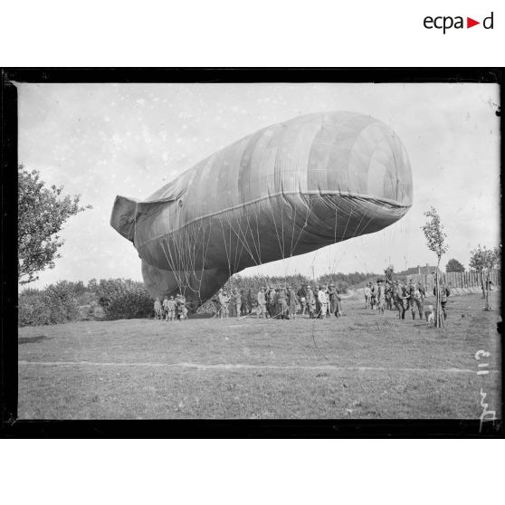 Entre Furnes et Lo, Belgique, 3e section d'aérostiers belges en campagne. Manoeuvre d'un ballon observateur. [légende d'origine]