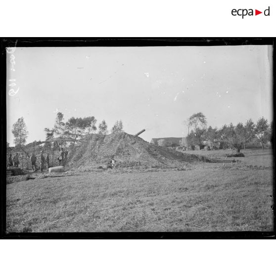 Secteur de Lo, Belgique, pièce de 155 mm à tir rapide camouflée, après le départ du coup. [légende d'origine]