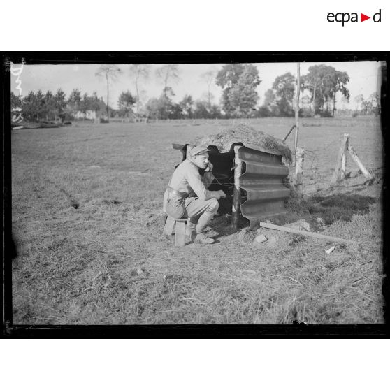 Secteur de Lo, Belgique, téléphoniste à son poste pendant le tir. [légende d'origine]