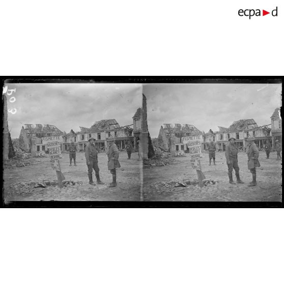 Fismes (Marne). Soldats américains sur la place. A gauche, poteau indicateur allemand. [légende d'origine]