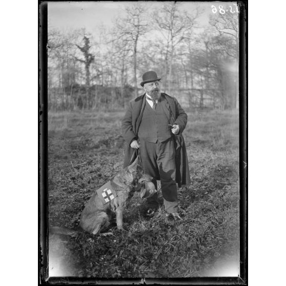 Maison-Lafitte, la société nationale du chien sanitaire et de guerre. M. Lepel Boutet, président fondateur de la société des chiens sanitaires et de guerre, avec le chien champion "Rolph". [légende d'origine]